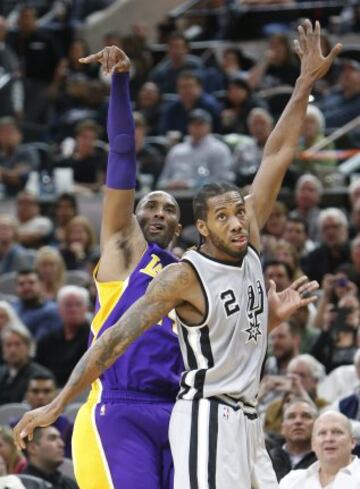 Kobe Bryant lanza ante Kawhi Leonard.