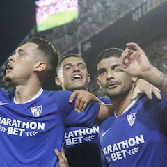 Ocampos y Banega celebraron el gol de Mestalla con una 'copa'