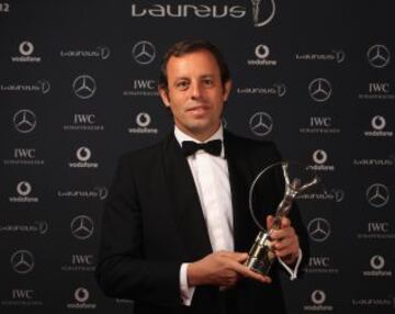 Sandro Rosell con el premio Laureus 2012 al mejor equipo del mundo.