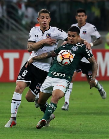 Soccer Football - Copa Libertadores - Palmeiras v Colo Colo - Allianz Parque, Sao Paulo, Brazil - October 3, 2018   Palmeiras' Dudu in action with Colo Colo's Carlos Carmona             REUTERS/Paulo Whitaker