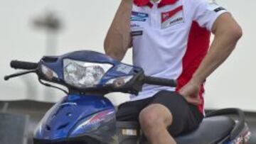 Stoner siguiendo las evoluciones de MotoGP en Sepang.