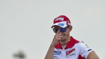 Stoner siguiendo las evoluciones de MotoGP en Sepang.