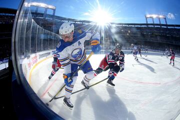 Jack Eichel y Marc Staal.