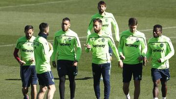 Los descartes del Levante trabajan al margen del grupo