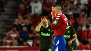 Callejón, lamentándose durante el Granada - Girona.