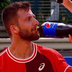 Moutet monta un show: bebe Pepsi, discute con el público, rechaza al fisio...