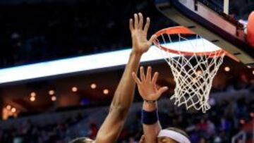 Isaiah Thomas (Sacramento Kings) trata de anotar ante Nene Hilario (Washington Wizards).