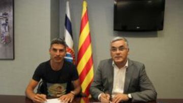 Salva Sevilla firmando el contrato como nuevo futbolista del Espanyol.