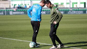 Juanmi, cuando regresaba al césped y junto a un preparador.