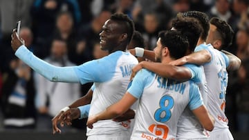 Mario Balotelli grab&aacute;ndose con el m&oacute;vil junto a sus compa&ntilde;eros del Olympique de Marsella mientras celebraba su gol ante el Saint-Etienne en el Stade V&eacute;lodrome el 3 de marzo de 2019.