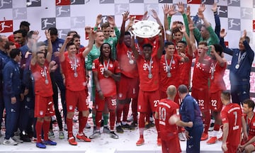 Bayern Múnich goleó al Frankfurt 5-1 y se coronó campeón de la Bundesliga. 