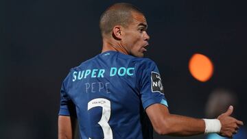 Dorsales como los EPIS y Super Doc: el homenaje del Oporto a los sanitarios