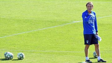 Mancini dirige el entrenamiento de la selección italiana.