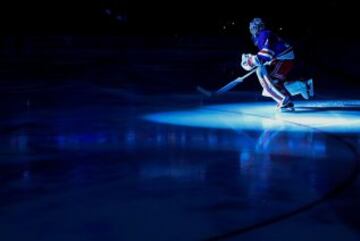 El jugador de los New York Rangers, Antti Baanta, entra en la pista antes del encuentro contra los Tampa Bay Lightning.