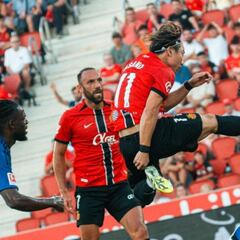Un buen Mallorca se adjudica el Trofeo Ciudad de Palma ante el Hamburgo