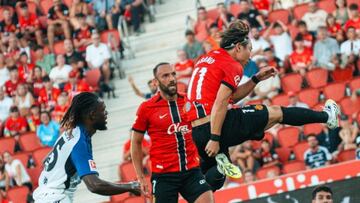 Takuma Asano marca el primer gol en el Trofeo Ciudad de Palma entre el Mallorca y el Hamburgo.