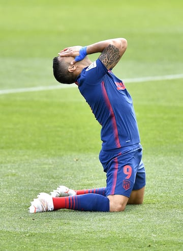 Luis Suárez se lamenta tras fallar una ocasión de gol. 