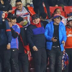 Hinchas de la U apoyan al DIM contra Palestino y así reaccionan los chilenos en el estadio