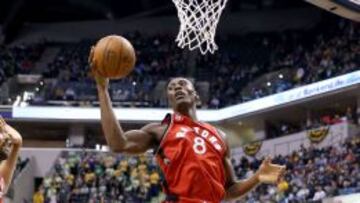 Biyombo ayuda con 25 rebotes a la pareja Lowry-DeRozan