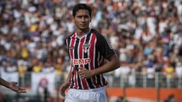 O'Globo califica a Ganso como "el eterno misterio del fútbol brasileño". Agrega además que "muestra talento, pero los juegos en los cuales gravita son pocos. Sao Paulo pagó por él 24 millones de libras por él. . Aún así, no ha podido tener liderazgo en el equipo paulista".