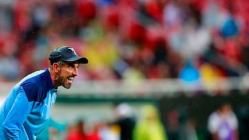 AME5426. GUADALAJARA (MÉXICO), 07/10/2023.- El entrenador de Guadalajara, Veljko Paunovic, da instrucciones hoy, durante un partido de la jornada 12 de la liga del fútbol mexicano entre Guadalajara y Atlas, disputado en el Estadio Akron de la ciudad de Guadalajara, Jalisco (México). EFE/ Francisco Guasco
