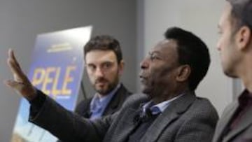 El exfutbolista brasileño Pelé habla junto al escritor estadounidense Michael Zimbalist y al director Jeff Zimbalist en una rueda de prensa.