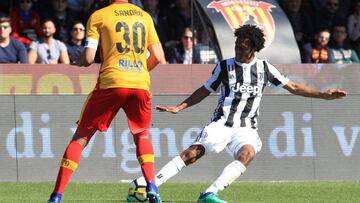 Juan Guillermo Cuadrado pelea un bal&oacute;n con Sandro Raniere en el juego Benevento vs. Juventus.