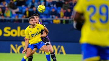 Álvaro García Pascual disputando un esférico en el encuentro que medía al Cádiz CF y al Real Valladolid en la jornada 13 de la Liga Hypermotion.
