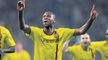 <b>DEDICACIÓN AL CIELO. </b>Keita celebra el tanto del empate con los brazos apuntando al cielo. Touré, por la izquierda, e Iniesta y Abidal, por la derecha, se acercan a abrazarle.