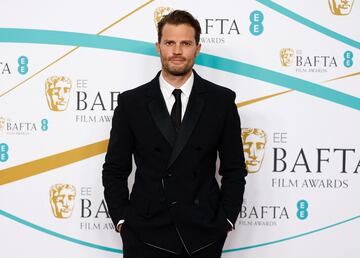 Jamie Dornan posa a su llegada a los Premios de Cine de la Academia Británica de Cine y Televisión (BAFTA) de 2023 en el Royal Festival Hall de Londres, Gran Bretaña. 