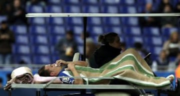 El defensa del Espanyol Abraham González, en camilla tras recibir un codazo de Miranda