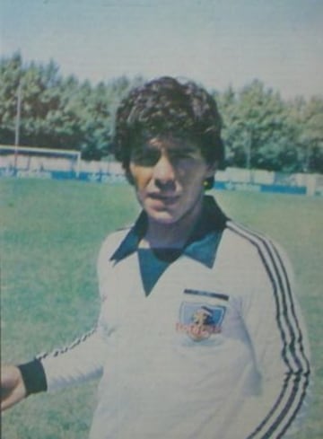 En 1980, antes del partido amistoso entre Colo Colo y Argentinos Juniors, Maradona luci&oacute; la camiseta de Colo Colo.