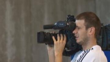 <b>PRIMER PLANO. </b>Velickovic graba a su compañero Tomic instantes antes del entrenamiento de ayer.