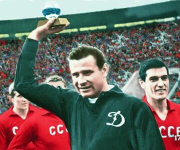 10/07/1960 Final de la Eurocopa de Francia entre la URSS y Yugoslavia.
Yashin portero de la URSS fue nombado mejor jugador del torneo