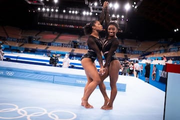 Jordan Chiles y Simone Biles.