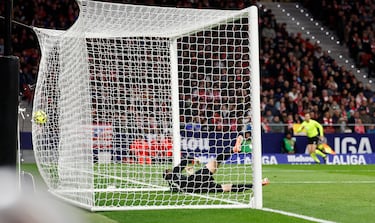 El brasileño recortó hacia dentro y buscó el primer palo cuando lo natural era buscar el segundo. Esto engañó a Oblak, que la tocó, pero no pudo sacarla. El Betis se adelantó en el partido.