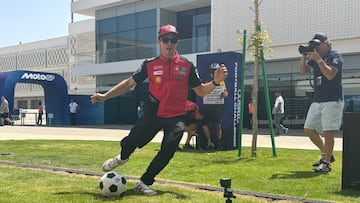 Márquez lanzó penaltis en el paddock de Qatar.