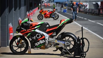 La Aprilia en el pit lane de Phillip Island durante el GP de Australia 2019.