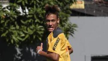 <b>AL MARGEN. </b>Neymar, durante un entrenamiento del Santos.