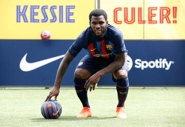 ¿Sabías que Franck Kessié es conocido con el mote de presidente? El futbolista costamarfileño confesó en la presentación con el Barcelona el porqué de su apodo. Cuando llegó al Milán, el primer día en la ciudad deportiva, aparcó el coche en la plaza de parking del presidente. Más tarde, un miembro del equipo de seguridad del propio presidente le dijo que retirara el coche de ahí, que era la plaza del presidente. Kessié contestó con sentido del humor que él era el presidente y a partir de ahí le empezaron a llamar así. Otra anécdota curiosa es que cuando Franck Kessié jugó el Mundial Sub-17, marcó un gol a Marruecos, la federación marroquí se quejó a la FIFA de que el centrocampista nació cinco años antes. La reclamación se hizo porque en la página web oficial de la Federación de Costa de Marfil hacía más mayor a Kessié, y en vez de 17 años tenía 22. No pasó a mayores, ya que esto fue un error en su momento y el pivote pudo seguir jugando en la selección costamarfileña.