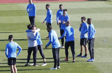 Gran ambiente y risas en el grupo de Boca durante el entrenamiento.