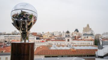 El trofeo de campeón de Liga, con Madrid de fondo.