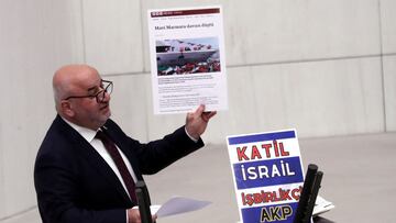 Turkey's opposition Felicity Party (Saadet) lawmaker Hasan Bitmez makes a speech at a stand with a placard, criticizing the government's policy towards Israel, at the Turkish parliament in Ankara, Turkey December 12, 2023. The placard reads: "Murderer Israel, collaborator AK Party". REUTERS/Stringer NO RESALES. NO ARCHIVES.