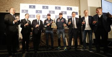 Los campeones de coches del Dakar 2018 llegaron al aeropuerto de Madrid en medio de una gran expectaci¨®n y de decenas de seguidores que les vitorearon a su llegada.
