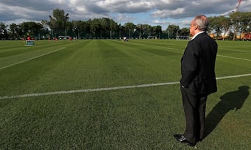 Florentino Pérez presenció acudió a la segunda sesión del día de la plantilla y saludó a los jugadores y al cuerpo técnico en el vestuario