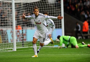 Andrea Orlandi celebra un gol con el Swansea.