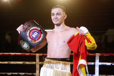 Lozano Júnior hace historia en su primer combate