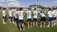 Luis Enrique se dirige a sus jugadores en el primer entrenamiento en grupo de la semana celebrado hoy s&aacute;bado 12 de junio en La Ciudad del F&uacute;tbol de Las Rozas.
 