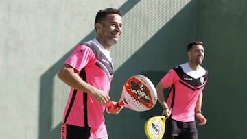 Los jugadores del H&eacute;rcules practicando p&aacute;del.