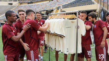 Jugadores de River recibieron camisetas de Universitario